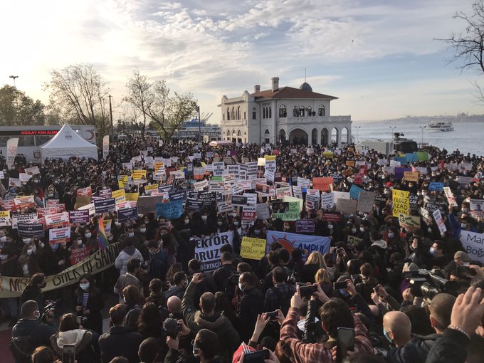 Rektör ataması Kadıköy'de protesto edildi
